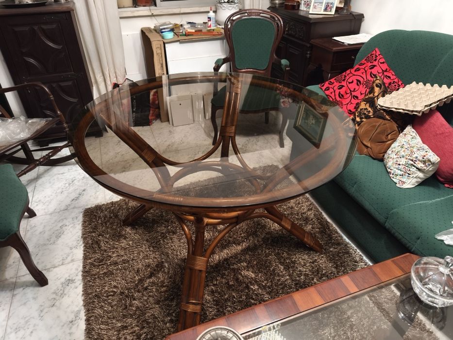 Mesa de Bambu refinada de tom escuro com tampo de vidro 119cm de diâmetro