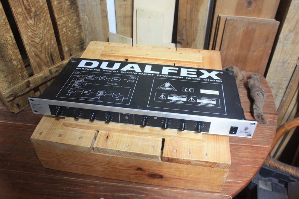 Processadores de som e efeitos behringer e boss