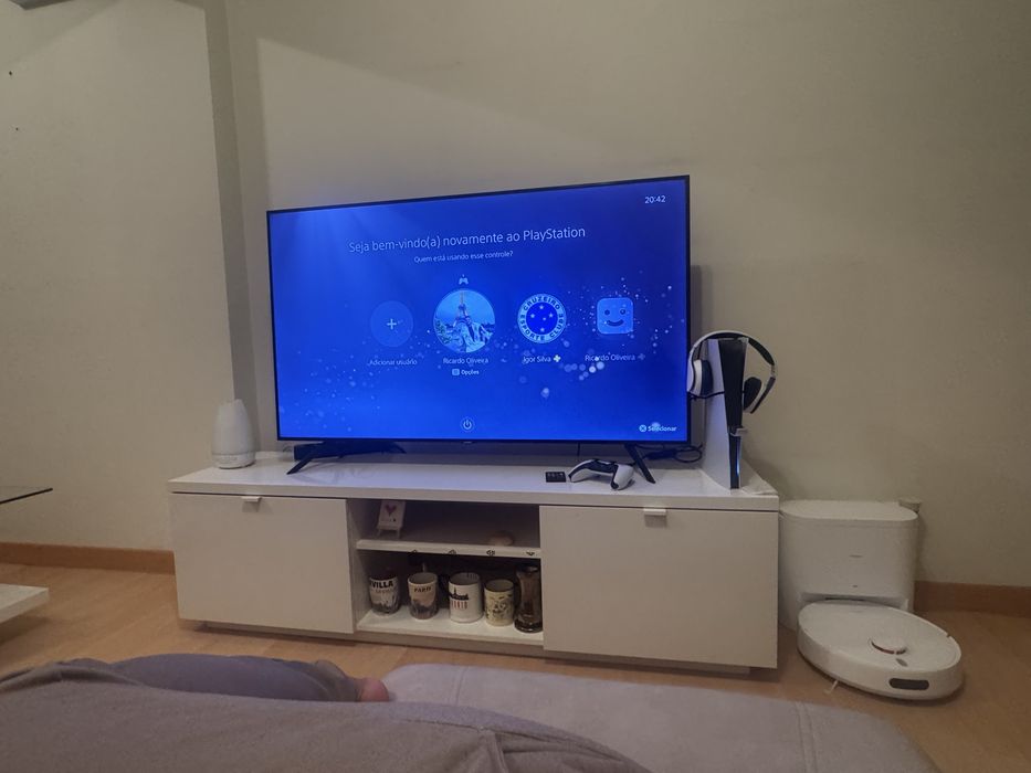 Movel de tv branco em perfeito estado , sem riscos , mesa de centro  incluso no valor