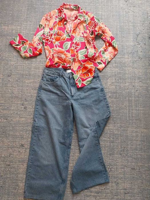 Conjunto calças de ganga e blusa colorida mulher