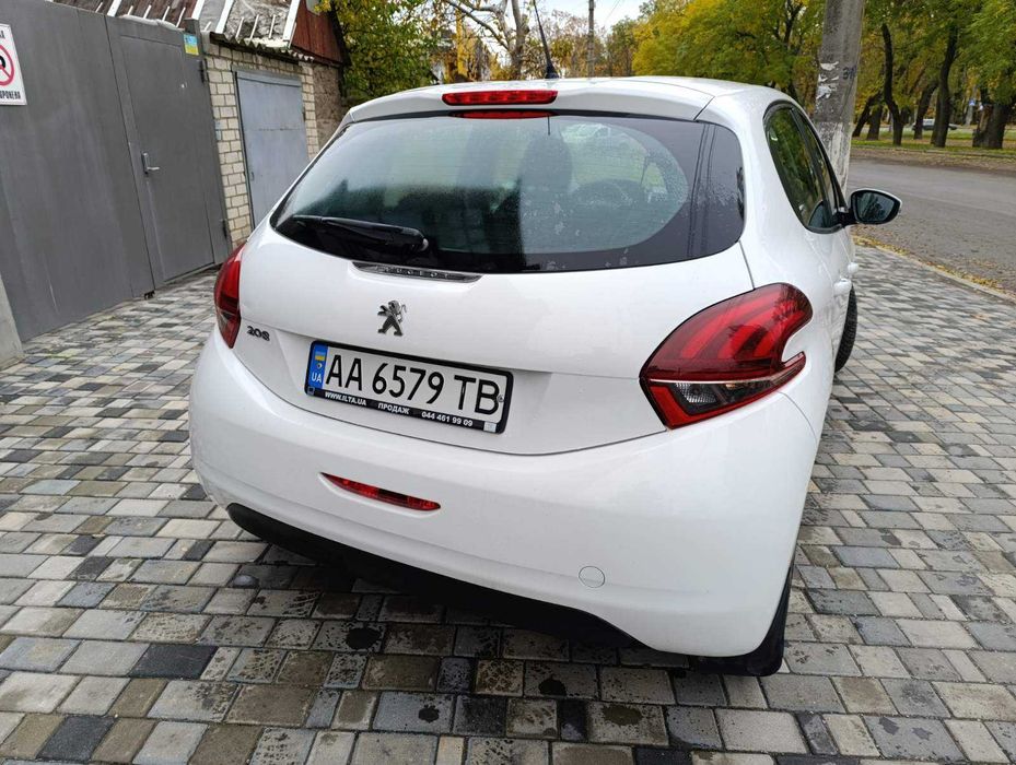 Peugeot 208 2017 року 1.2 л./бензин