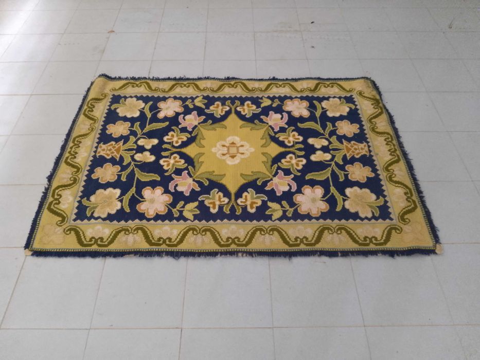 Tapetes de arraiolos em bom estado