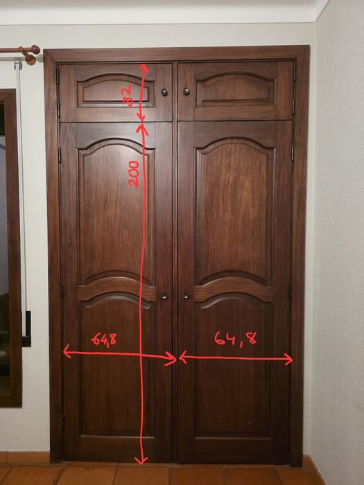 Armário encastrado com gavetas e prateleiras em mogno