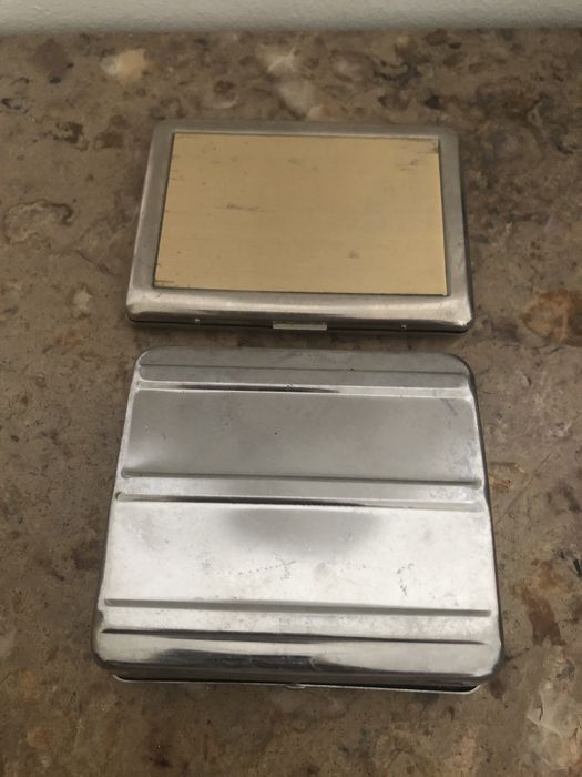 Enrolador de cigarros e caixa de cigarros