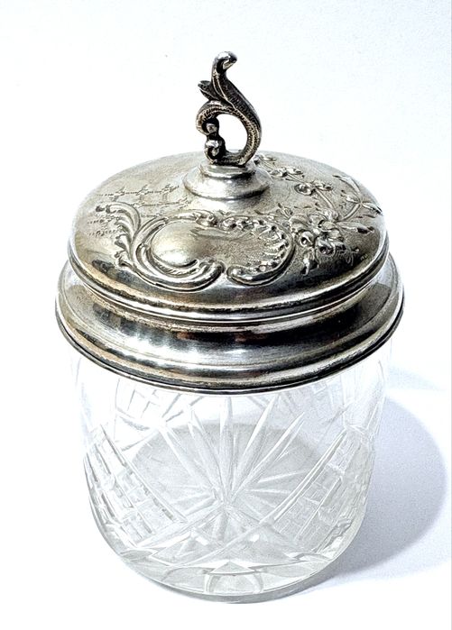 Linda antiga caixa em cristal lapidada com tampa em prata contrastada  Cabeça de Javali