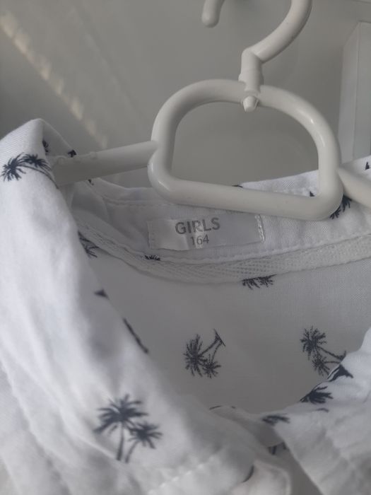 biala koszula w palmy