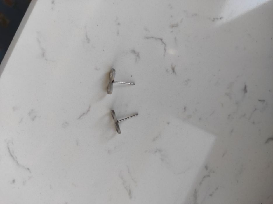 Kolczyki znak nieskończoności wkrętki w kolorze srebrnym