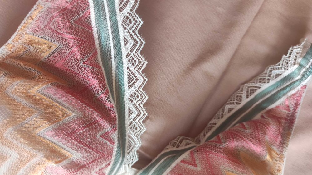 Intimissimi Biustonosz 70B beż z frędzlami akcenty w stylu boho 75B