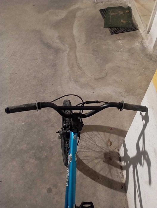 Bicicleta BMX  com peseiras tem algum desgaste nos punhos, pneus novos