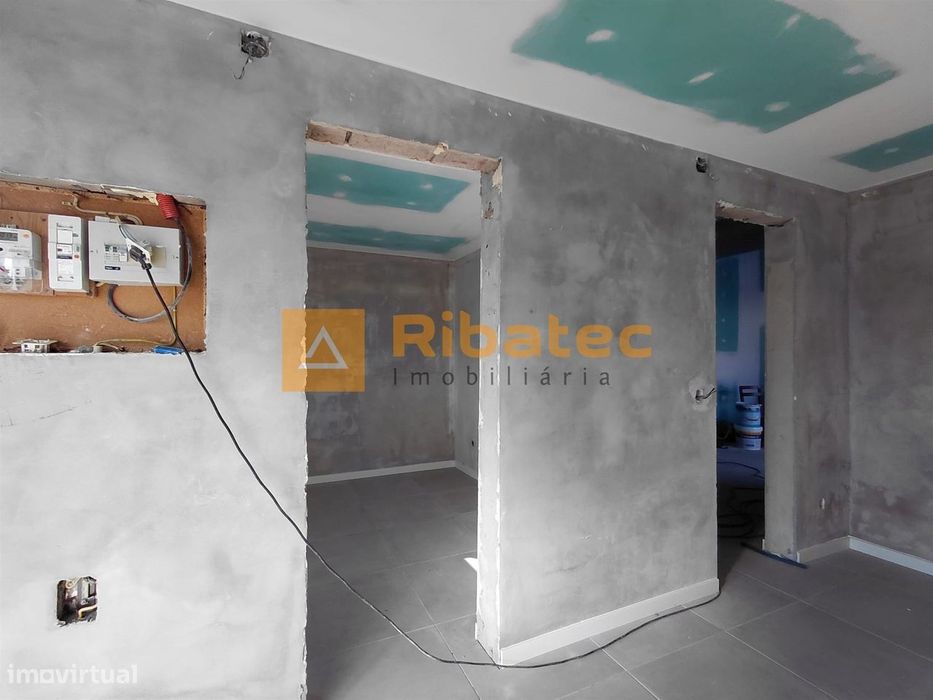 Moradia T2 remodelada com terreno na Fajarda