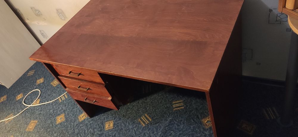 Стіл письмовий, дерев'яний.