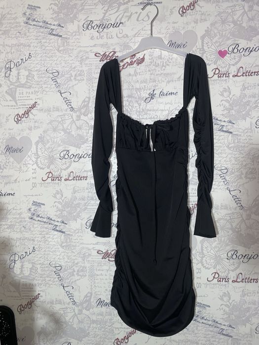 Чорна сукня з рукавами