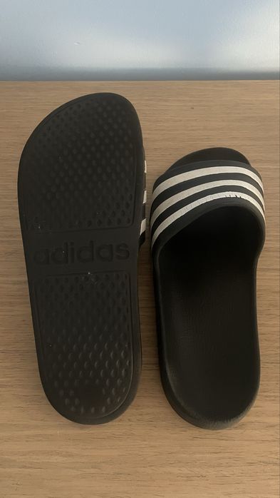 Chinelos adidas riscas branco e preto