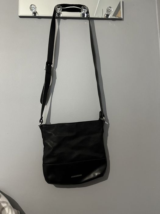 Czarna torebka listonoszka