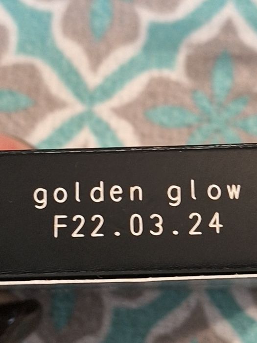 Avon Puder Rozświetlający Golden Glow