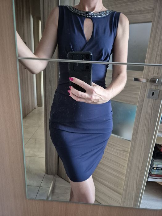 Sukienka wieczorowa przed kolano