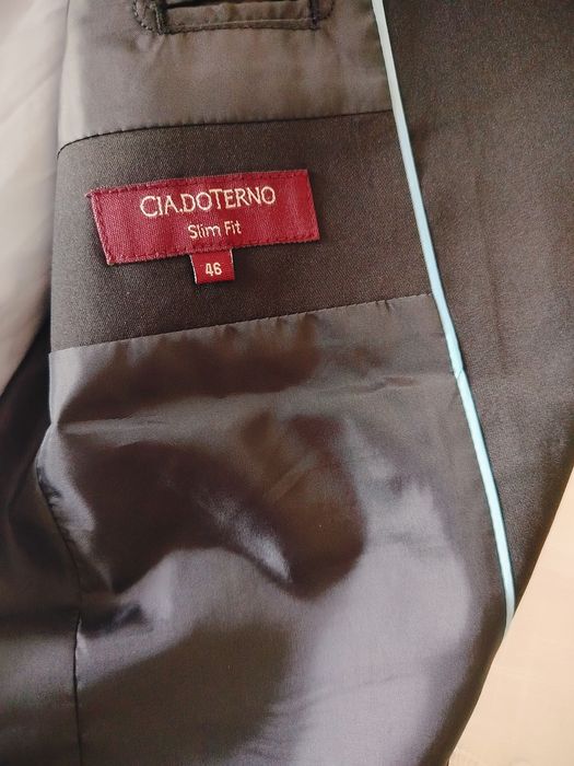 Fato Novo, com etiqueta.