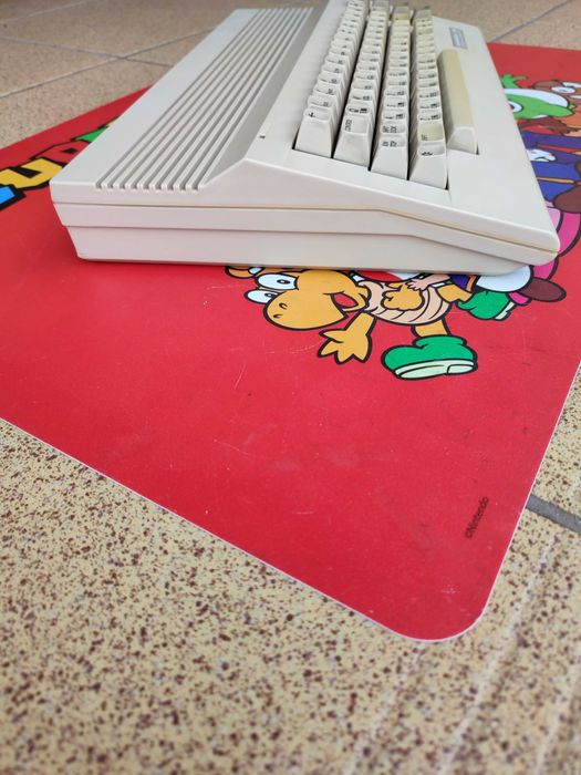 Commodore C64 cały zestaw z grami, pad, tapecart, sprawny, stan bdb.