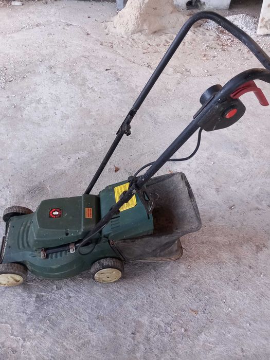 Máquina de cortar relva em bom estado e a funcionar bem