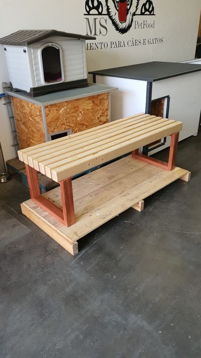 Banco de jardim em madeira