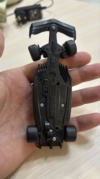 Машинка на управлінні Ferrari f1-75 Shell Formula