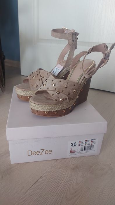 Sandały na koturnie