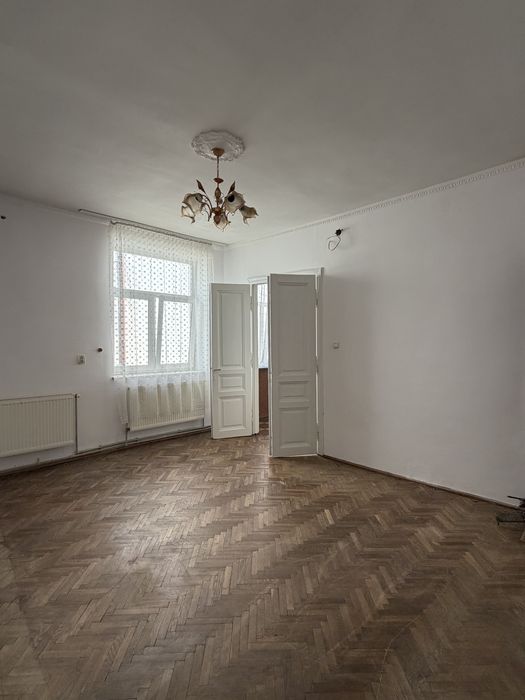 Продаж окремого будинку в центрі міста з можливістю добудови, 3 кімнати, горище, підвал, власний двір