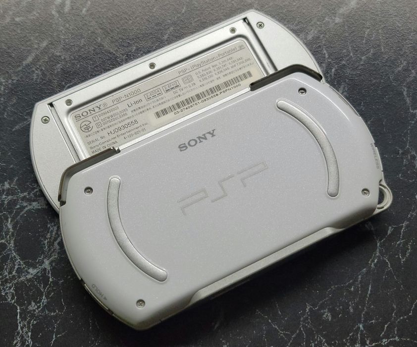 Sony PlayStation Portable PSP Go Pearl White  N1000