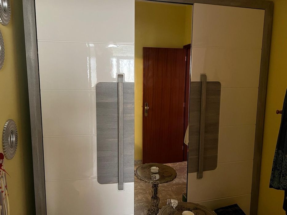 Móvel IKEA em branco com espelho