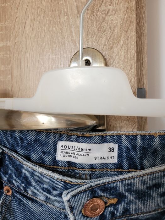 House jeansy z dziurami straight M