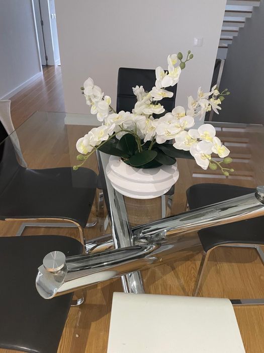 Mesa de jantar de vidro com pés em cromado