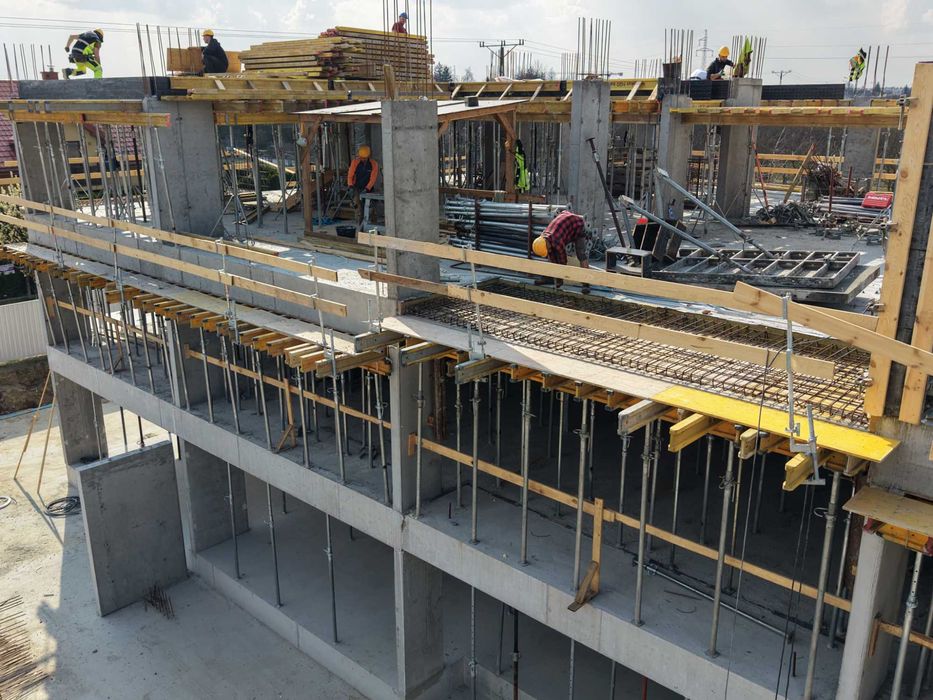 Wynajem sprzedaż szalunków rusztowań podnośników kontenerów ogrodzeń