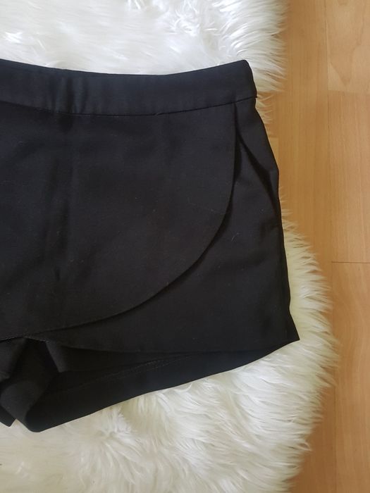 Krótkie czarne spodenki na zakładkę cache