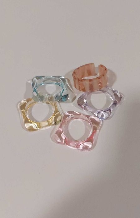 Anéis de resina multicoloridos