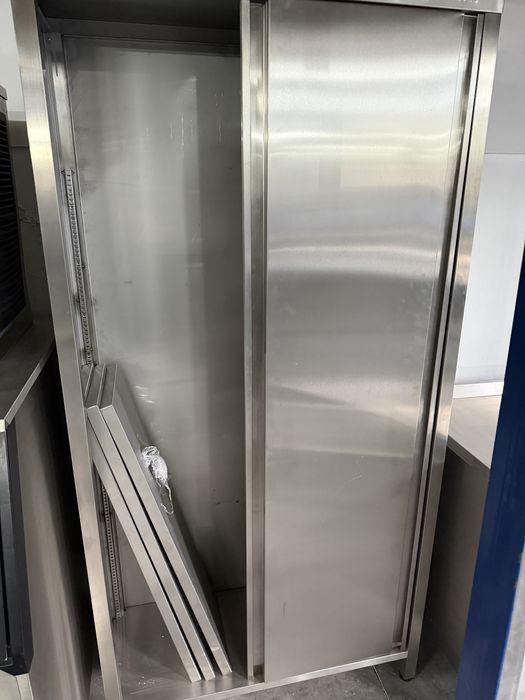 Louceiro em inox , 3 prateleiras  armário completamente fechado