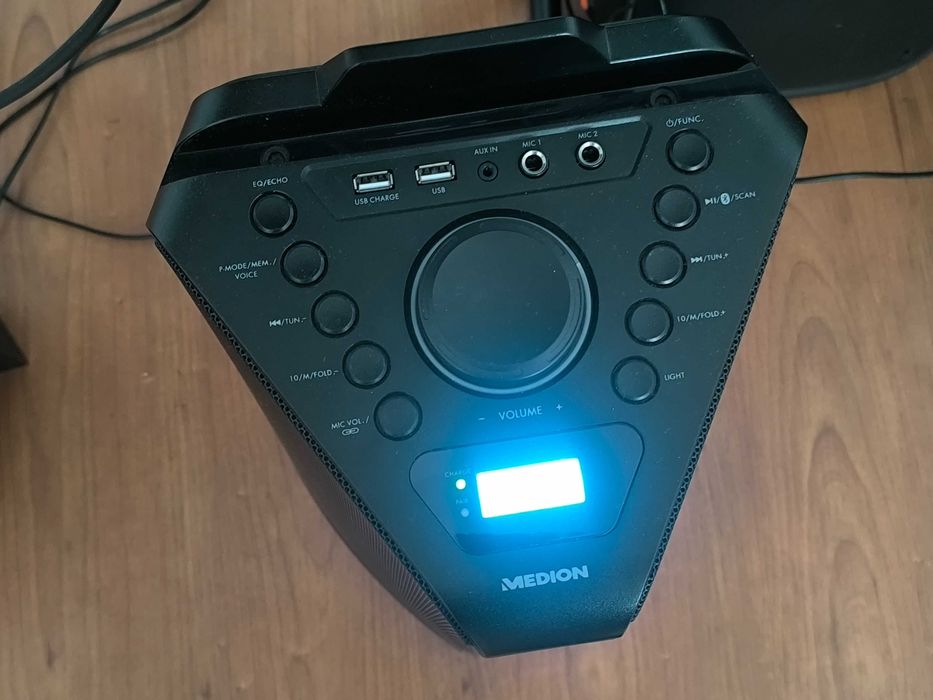 Colunas de som: bluetooth, rádio, cartão de memória,pen, auxiliar
