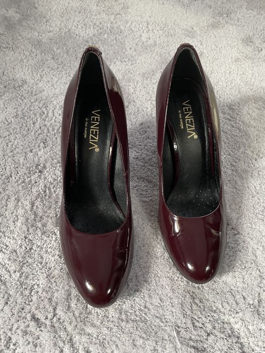 Bordowe pantafle marki Venezia