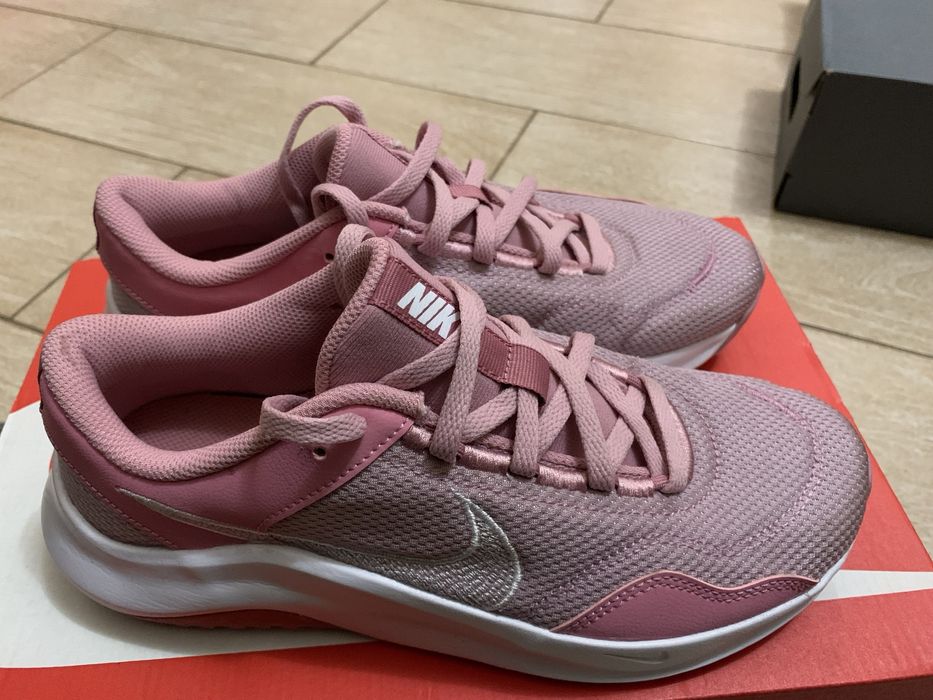 Nike Кросівки для спорту жіночі