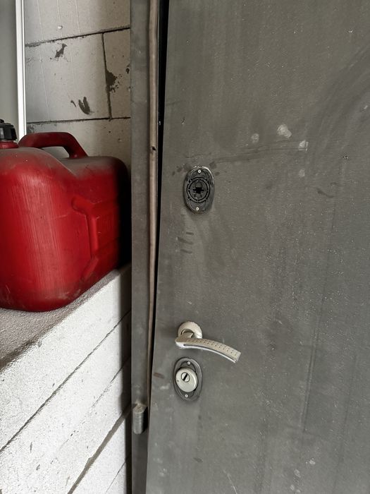 Дверь входная  с коробкой 90см