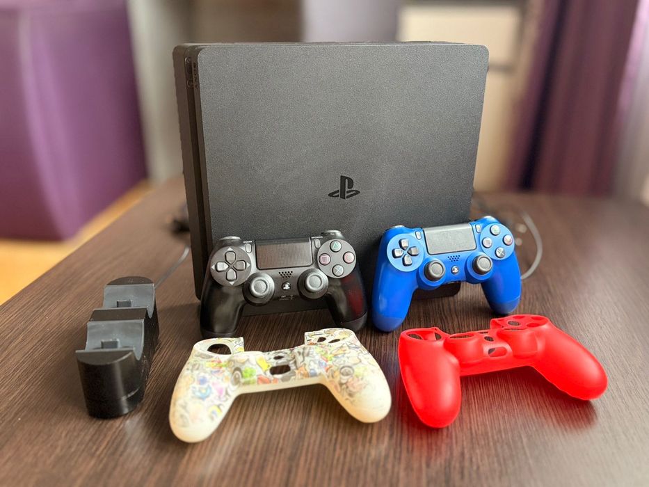 PS4 Slim 500GB + 2 джойстики + Зарядна станція та чохли у подарунок!