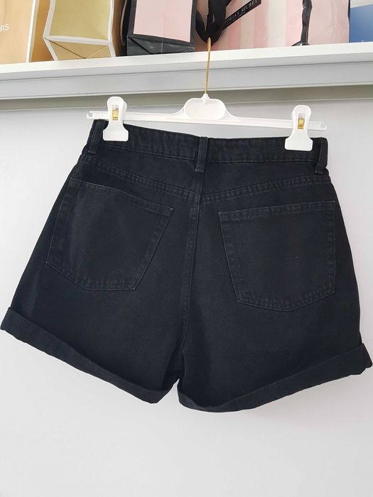 Czarne klasyczne spodenki jeansowe