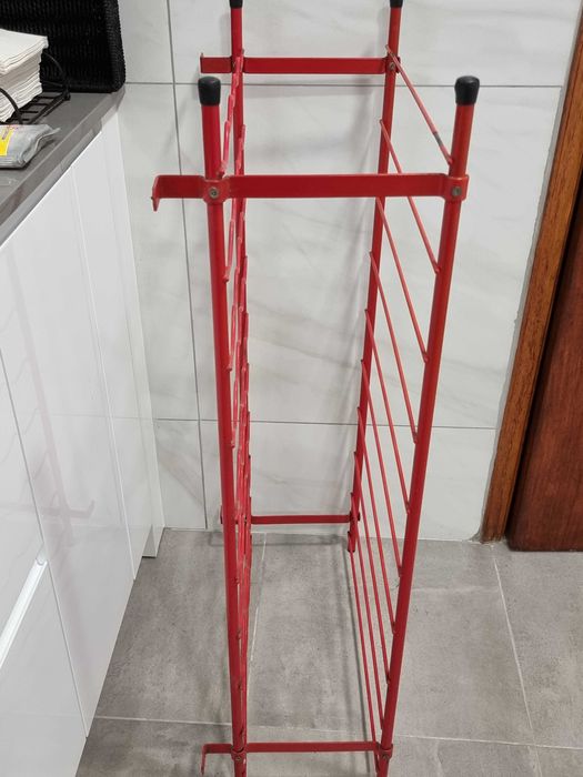 Garrafeira em metal revestida a matéria plástica vermelha