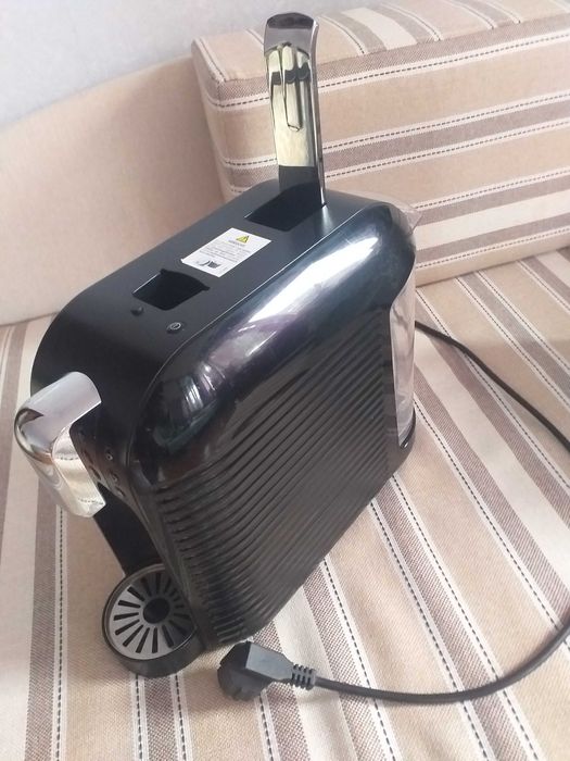 Капсульна кавоварка K-fee чорного кольору