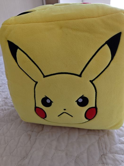 Peluche cubo pikachu