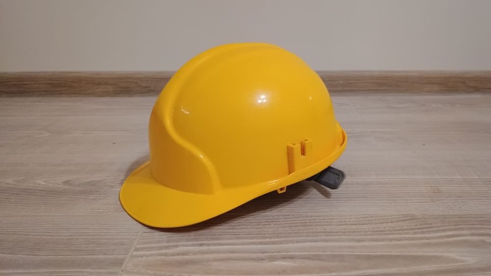 Żółty kask budowlany