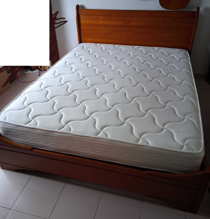 Cama de casal pinho maciço cor de mel com colchão e estrado incluídos