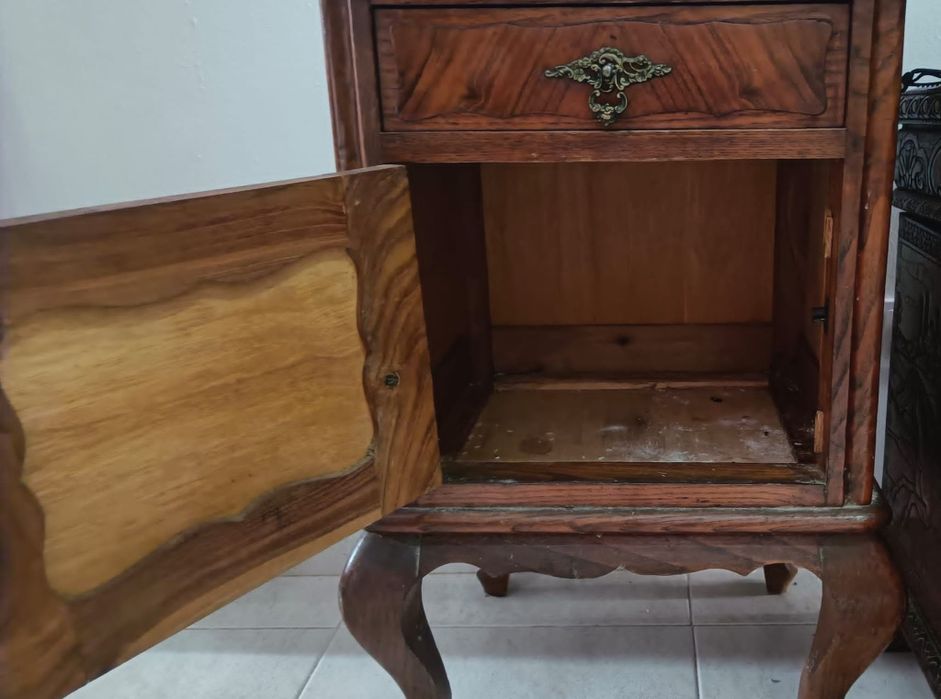 Mesa de cabeceira antiga