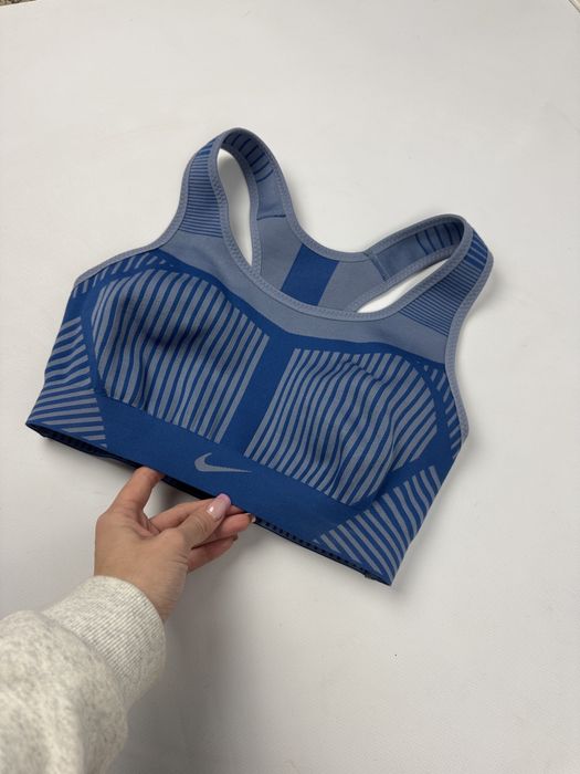 Спортивний топ Nike