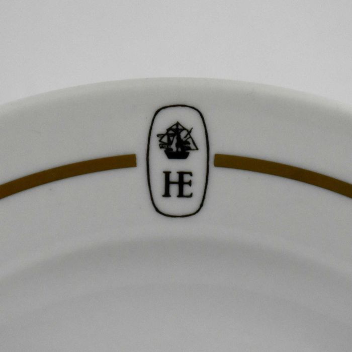 Prato porcelana Artibus com publicidade do hotel “HE”