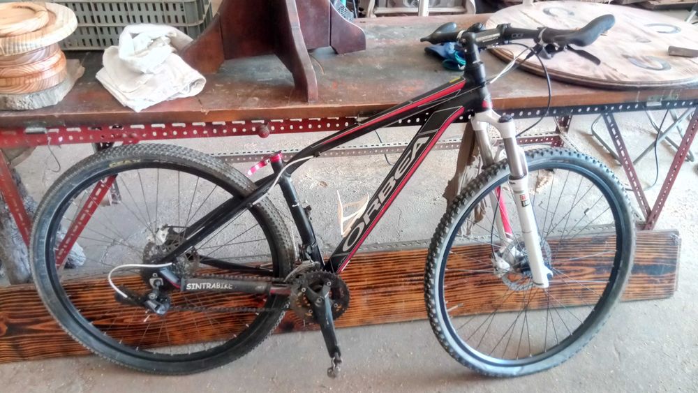Conjunto de bicicleta de BTT e de estrada